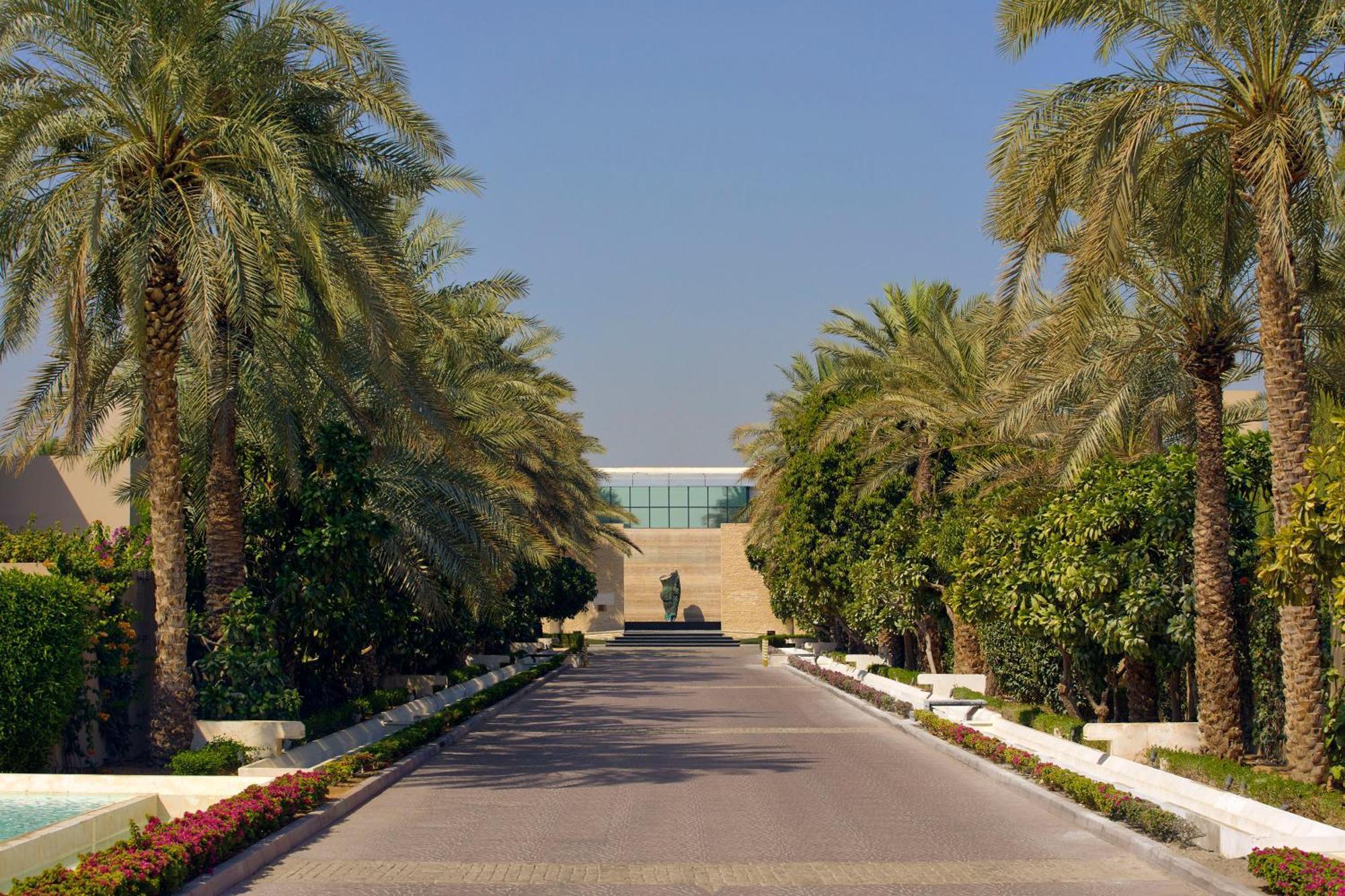 Melia Desert Palm Member Of Melia Collection Dubai Eksteriør billede The entrance to the museum