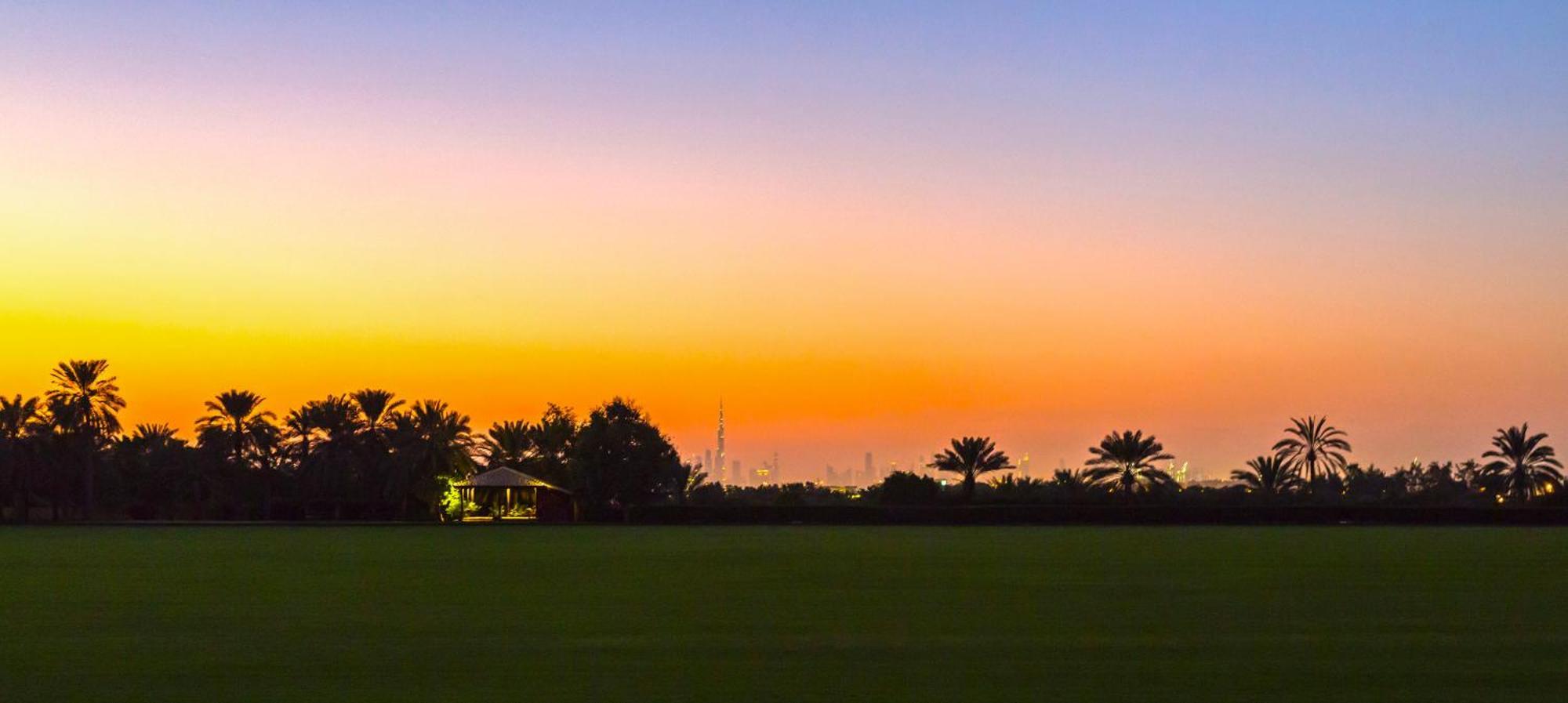 Melia Desert Palm Member Of Melia Collection Dubai Eksteriør billede Sunset over Al-Qusais