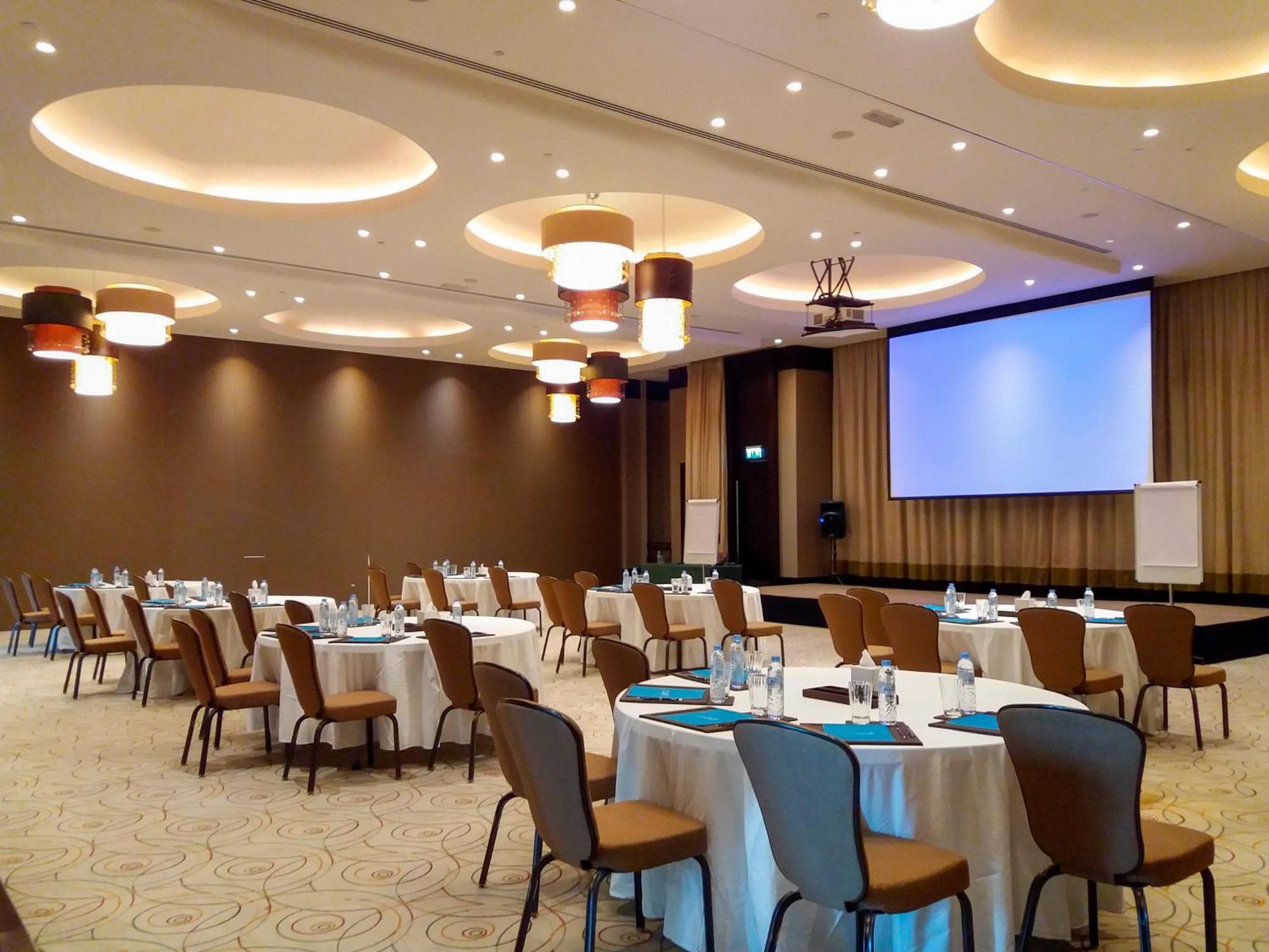 Melia Desert Palm Member Of Melia Collection Dubai Eksteriør billede A meeting room at a hotel